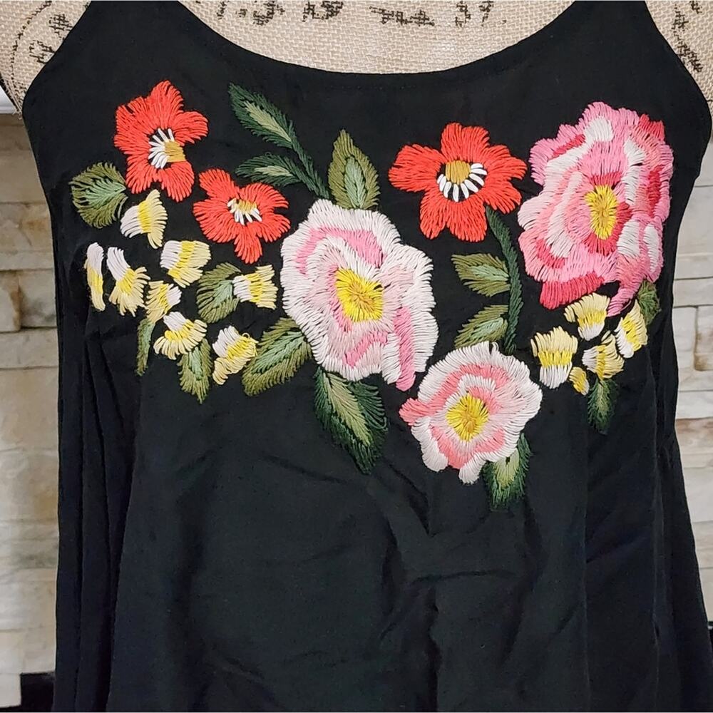 Anthropologie x Akemi kin boho black floral embroidered tank top size xsmall